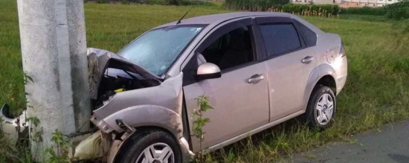Veículo bate contra poste e causa ferimentos em motorista em Guaramirim Veículo bate contra poste e causa ferimentos em motorista em Guaramirim