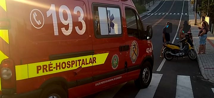 Mulher tem suspeita de fratura no tornozelo após acidente entre carro e moto em Schroeder Mulher tem suspeita de fratura no tornozelo após acidente entre carro e moto em Schroeder