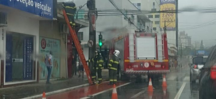 Fogo em compressor de ar movimenta bombeiros de Jaraguá do Sul Fogo em compressor de ar movimenta bombeiros de Jaraguá do Sul