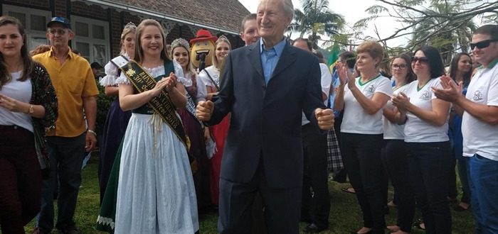 Morre idealizador da Schützenfest e ex-prefeito de Jaraguá do Sul Ademar Duwe Morre idealizador da Schützenfest e ex-prefeito de Jaraguá do Sul Ademar Duwe