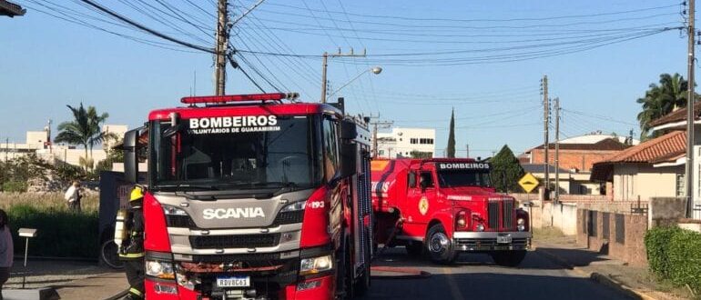 Casa de madeira é totalmente destruída após incêndio em Guaramirim Casa de madeira é totalmente destruída após incêndio em Guaramirim