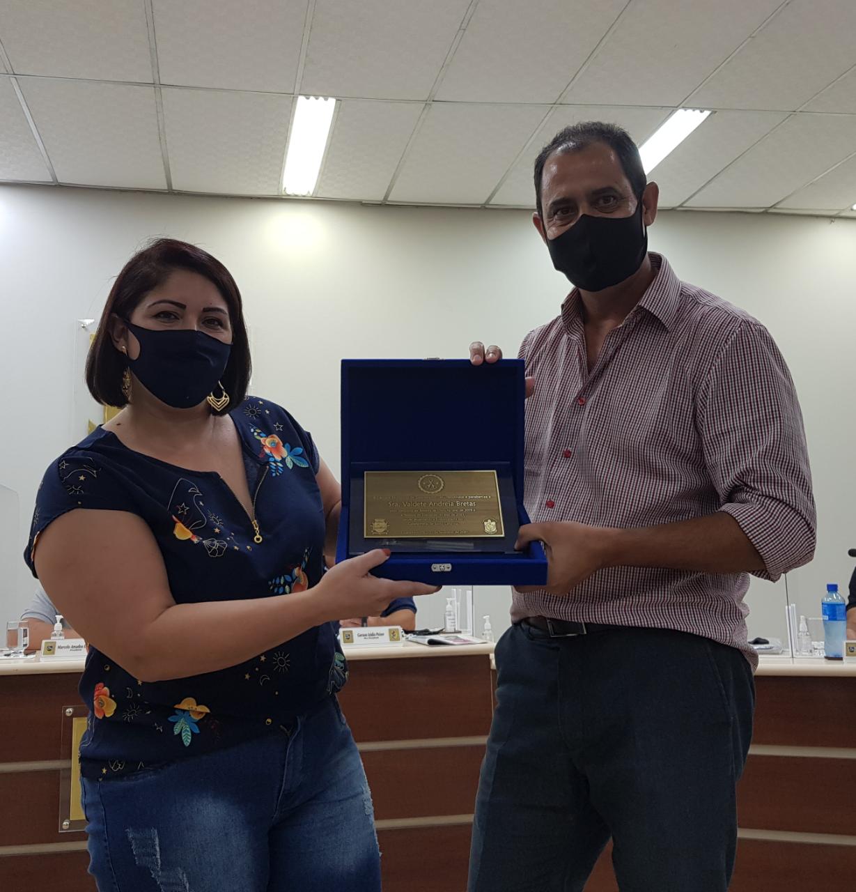 Cabeleireira Valdete Bretas recebe homenagem da Câmara de Guaramirim