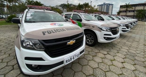 Homem é baleado após colisão entre carros em Jaraguá do Sul Homem é baleado após colisão entre carros em Jaraguá do Sul