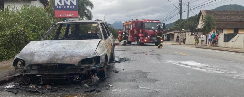 Carro pega fogo no Centro de Schroeder Carro pega fogo no Centro de Schroeder