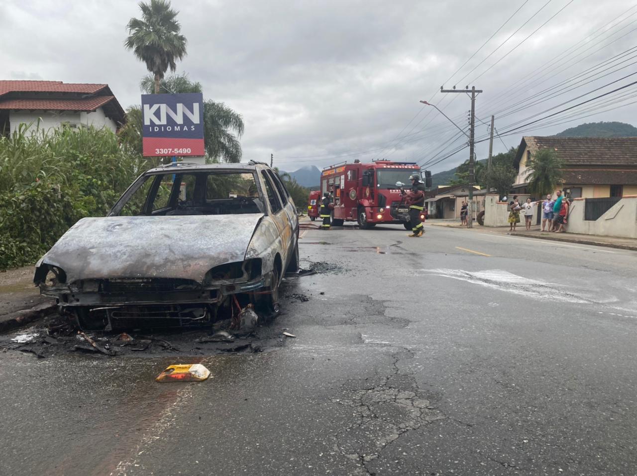 Carro pega fogo no Centro de Schroeder