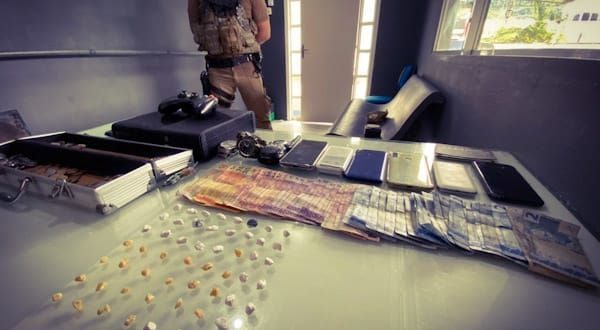 Homem é preso por tráfico de drogas em Jaraguá do Sul Homem é preso por tráfico de drogas em Jaraguá do Sul