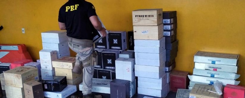 PRF apreende 2.040 garrafas de vinho argentino escondidas em caminhão de mudança na BR-101 em Joinville