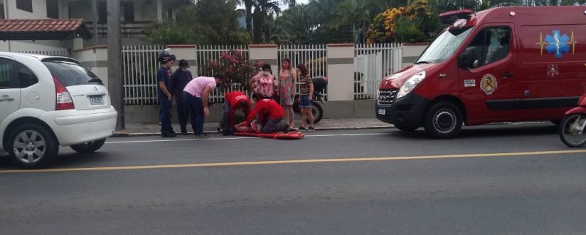 Mulher tem corte no pé após colisão entre motos em Jaraguá do Sul Mulher tem corte no pé após colisão entre motos em Jaraguá do Sul