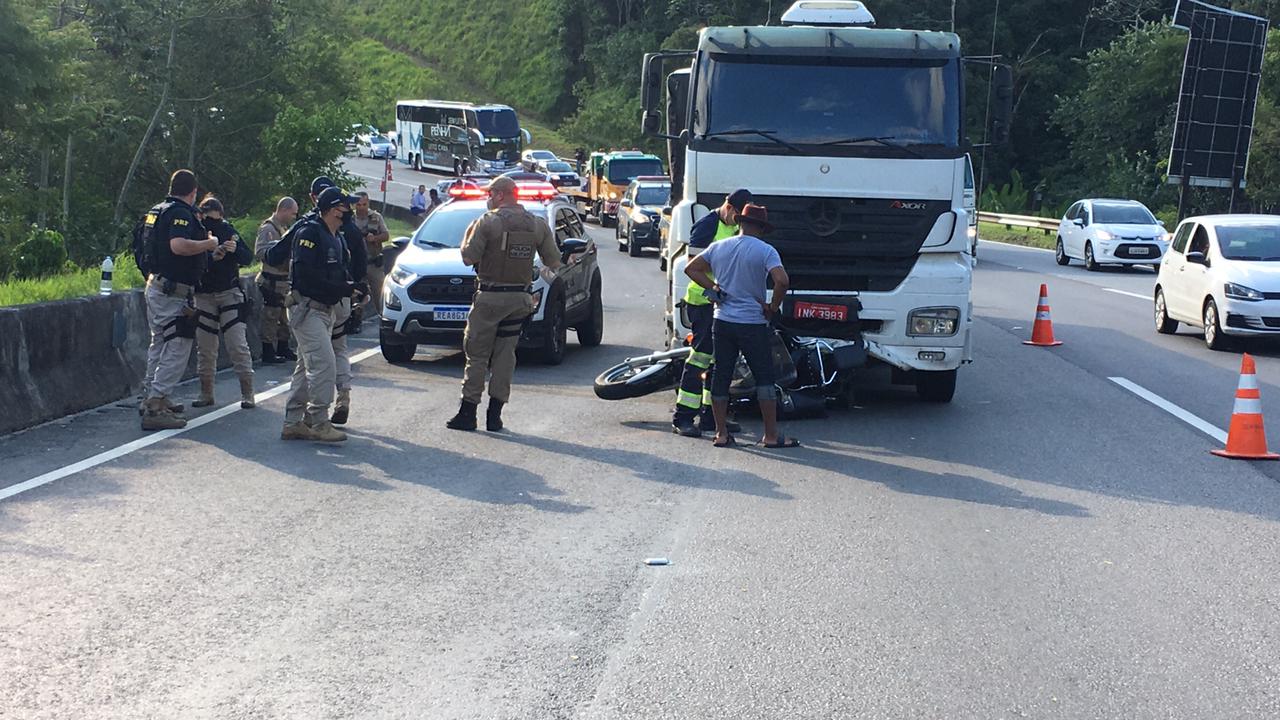 Motocicleta é arrastada por mais de 30 KM por um caminhão em alta velocidade