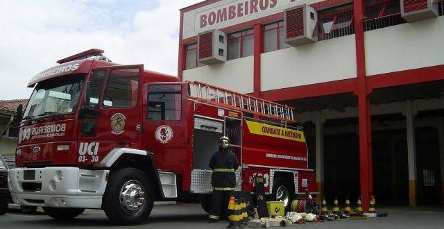 Incêndio em motor de caminhão movimenta bombeiros de Jaraguá do Sul Incêndio em motor de caminhão movimenta bombeiros de Jaraguá do Sul