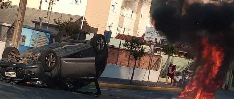 Carro capota e moto pega fogo após acidente em Jaraguá do Sul Carro capota e moto pega fogo após acidente em Jaraguá do Sul