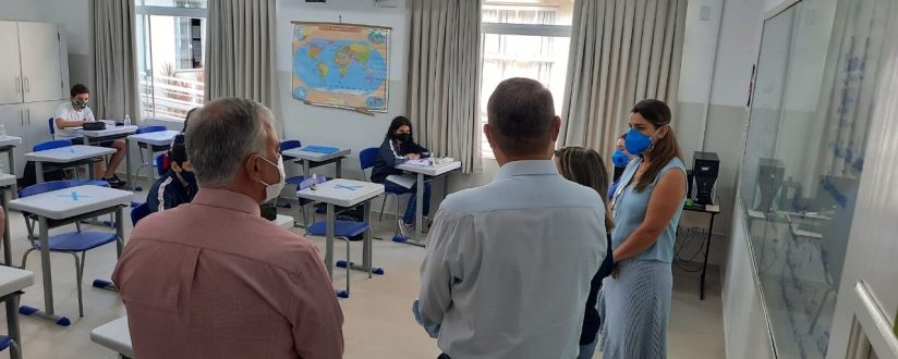 Escolas de Jaraguá do Sul recém-reformadas são vistoriadas pelo prefeito e vice