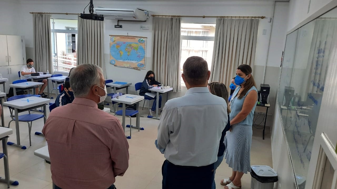 Escolas de Jaraguá do Sul recém-reformadas são vistoriadas pelo prefeito e vice