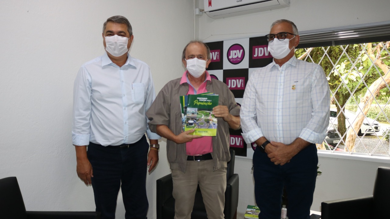 Prefeito e vice-prefeito de Jaraguá do Sul entregam a prestação de contas ao JDV