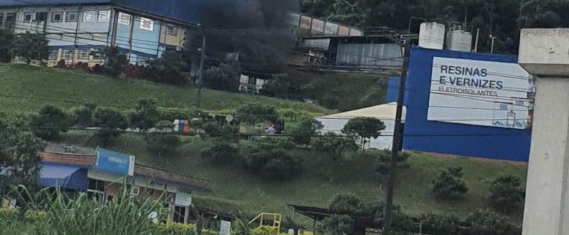 Bombeiros usam quatro mil litros de água para conter incêndio em fábrica da Weg em Guaramirim Bombeiros usam quatro mil litros de água para conter incêndio em fábrica da Weg em Guaramirim