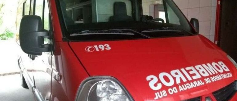 Criança de três anos fica ferida em acidente entre carro e caminhão na SC-110 em Jaraguá do Sul Criança de três anos fica ferida em acidente entre carro e caminhão na SC-110 em Jaraguá do Sul
