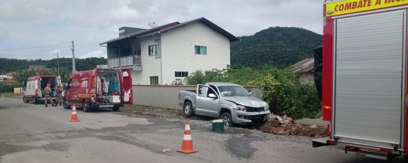 Homem é preso por embriaguez após colidir carro em muro em Guaramirim Homem é preso por embriaguez após colidir carro em muro em Guaramirim