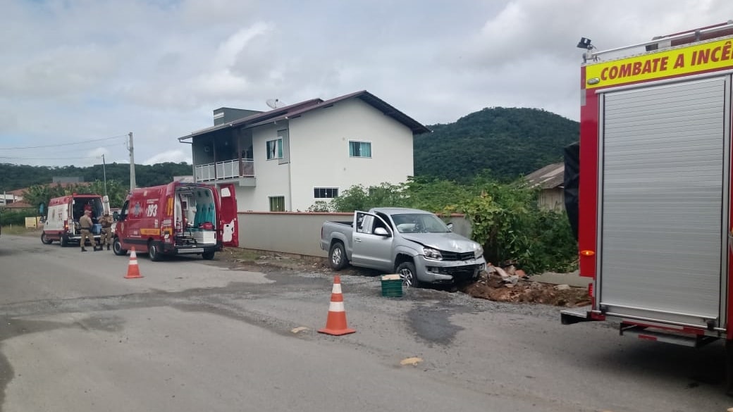 Homem é preso por embriaguez após colidir carro em muro em Guaramirim