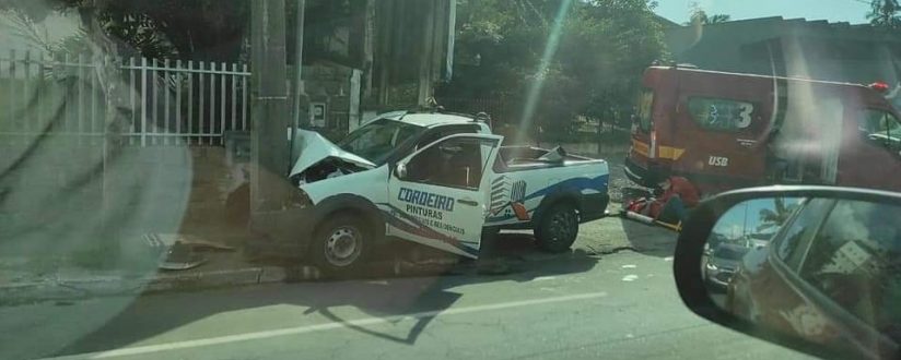Dois homens ficam feridos após carro bater em poste em Jaraguá do Sul Dois homens ficam feridos após carro bater em poste em Jaraguá do Sul