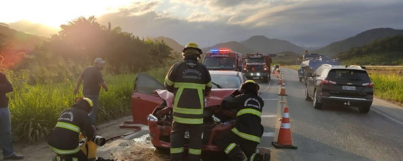 Carro colide na traseira de caminhão na SC-108 em Guaramirim Carro colide na traseira de caminhão na SC-108 em Guaramirim