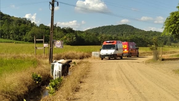 Saída de pista movimenta bombeiros de Guaramirim no bairro Caixa d’Água