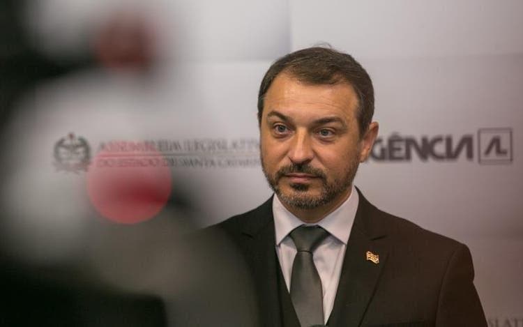 Por 6 votos a 4, Carlos Moisés é absolvido e retorna ao cargo de governador