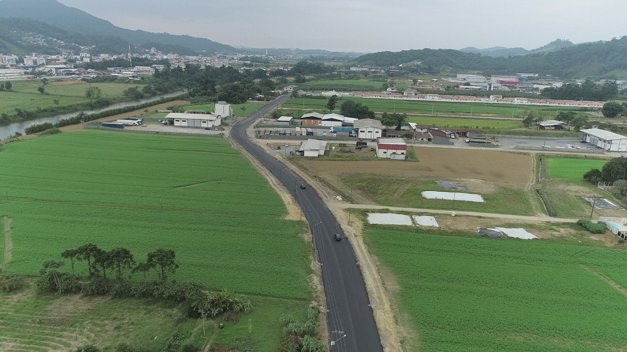 Etapa do asfalto da Avenida Izídio Carlos Peixer de Guaramirim é concluída