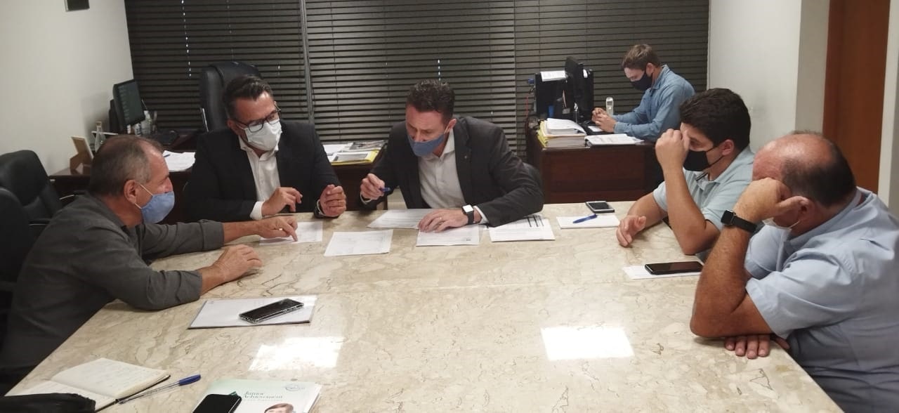 Prefeito de Corupá discute projeto de atualização tecnológica nas escolas