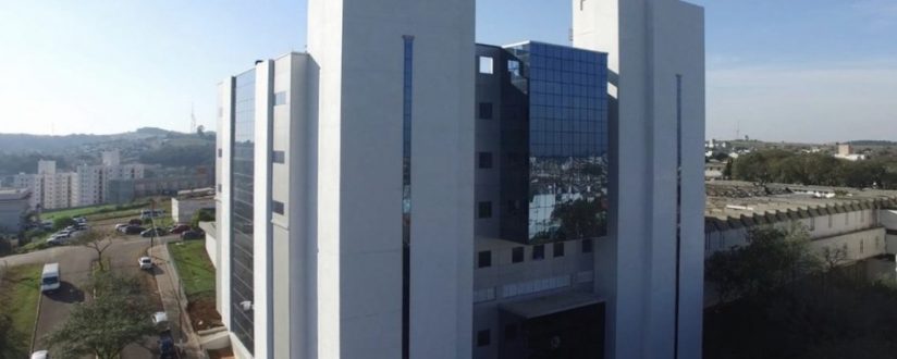 Bebê de 1 ano e 8 meses ferido no ataque a creche em Saudades está internado na UTI de Chapecó com quadro clínico estável, diz boletim médico Bebê de 1 ano e 8 meses ferido no ataque a creche em Saudades está internado na UTI de Chapecó com quadro clínico estável, diz boletim médico