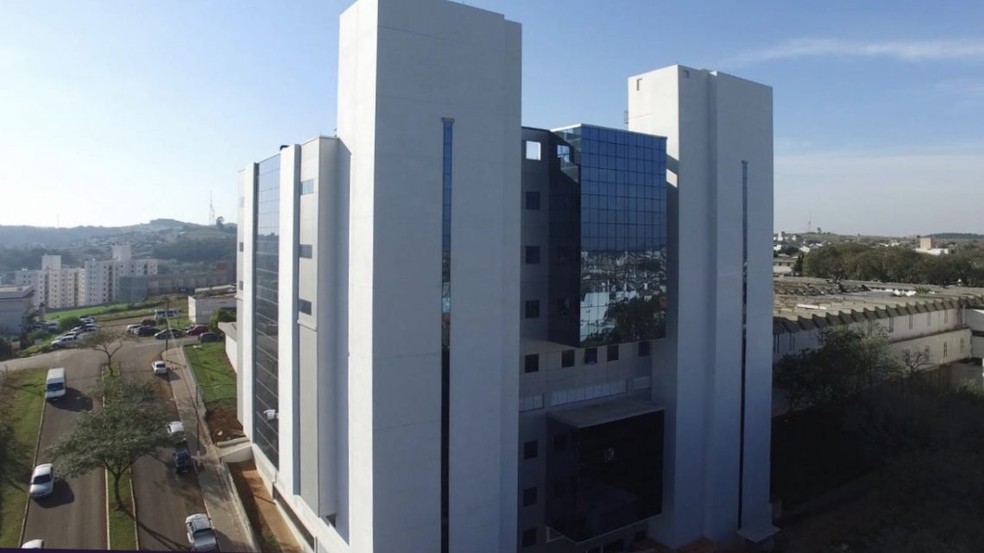 Bebê de 1 ano e 8 meses ferido no ataque a creche em Saudades está internado na UTI de Chapecó com quadro clínico estável, diz boletim médico