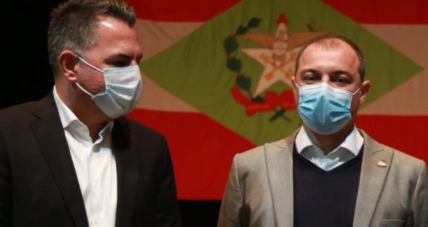 Carlos Moisés anuncia que haverá vigilantes em todas as escolas da rede estadual catarinense Carlos Moisés anuncia que haverá vigilantes em todas as escolas da rede estadual catarinense