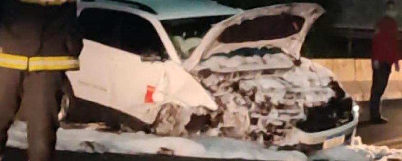 Carro bate em mureta na BR-280 em Guaramirim Carro bate em mureta na BR-280 em Guaramirim