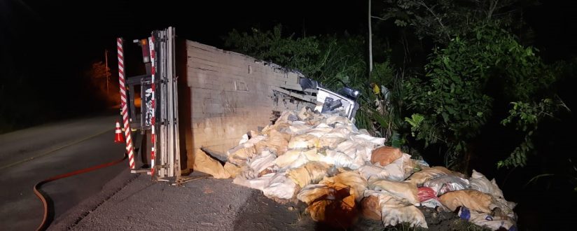 Saída de pista na SC-108 movimenta bombeiros de Guaramirim Saída de pista na SC-108 movimenta bombeiros de Guaramirim