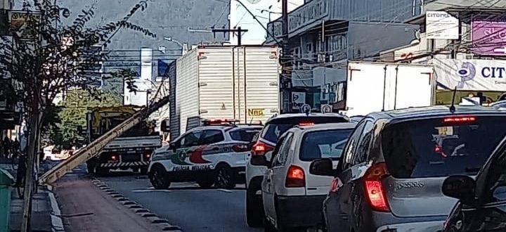 Caminhão atinge fiação e derruba poste no Centro de Jaraguá do Sul Caminhão atinge fiação e derruba poste no Centro de Jaraguá do Sul