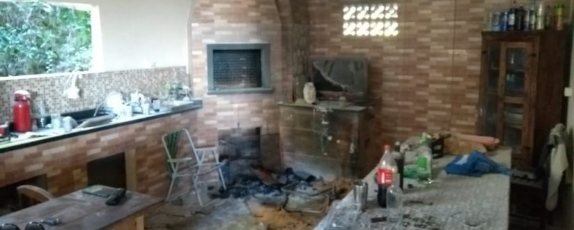 Princípio de incêndio em área de festas movimenta bombeiros de Schroeder Princípio de incêndio em área de festas movimenta bombeiros de Schroeder