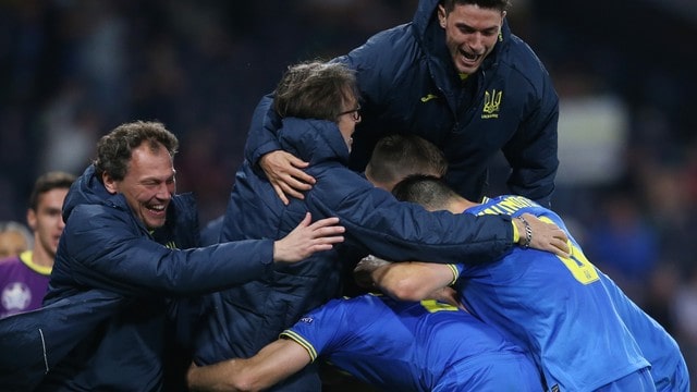 Com gol no final da prorrogação e show de Zinchenko, Ucrânia vence a Suécia e pega a Inglaterra pela Euro
