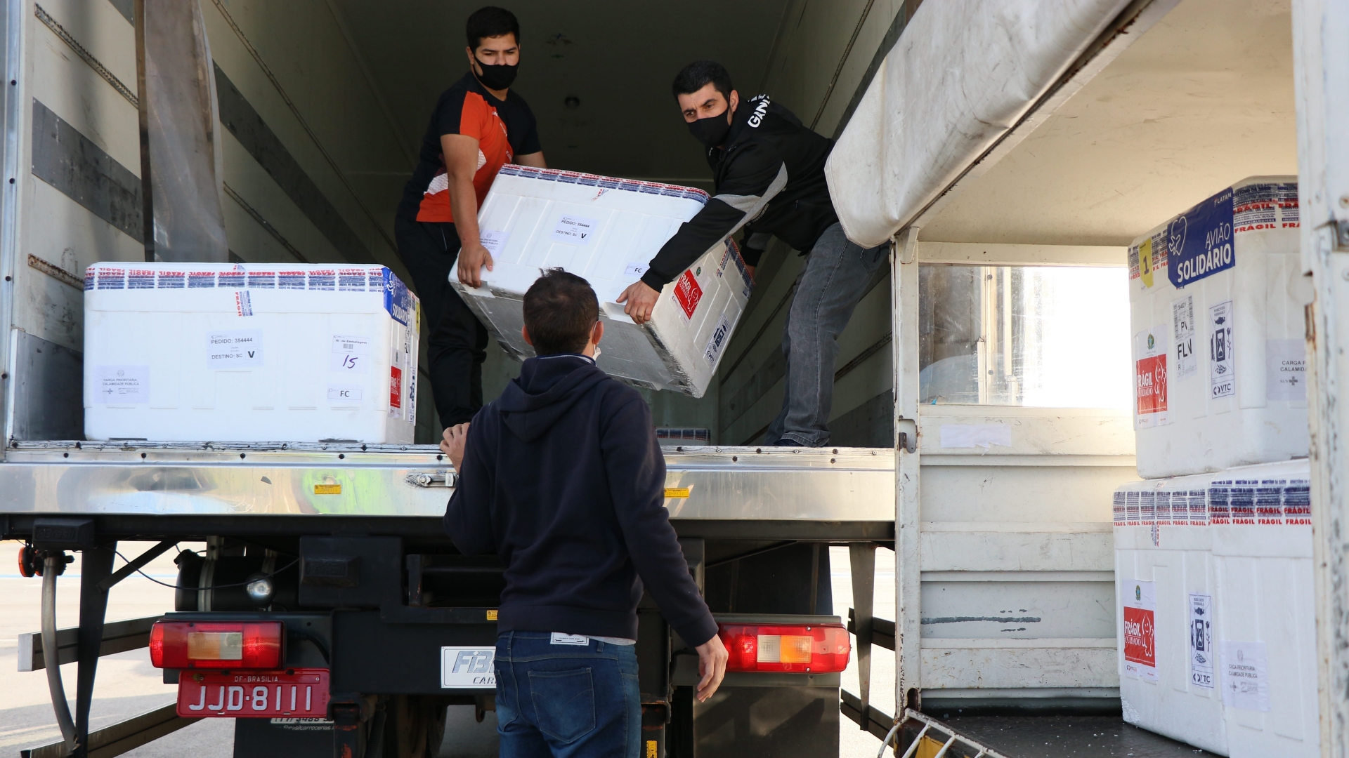 Lote com mais de 209 mil doses da vacina AstraZeneca chega a Santa Catarina