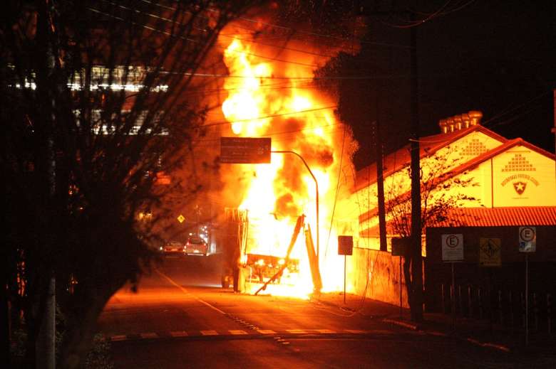 [VÍDEO] Caminhão bate em poste e pega fogo em Jaraguá do Sul