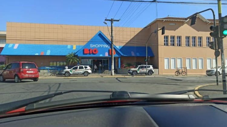 Dois homens armados assaltam relojoaria e levam 40 relógios do Big de Joinville