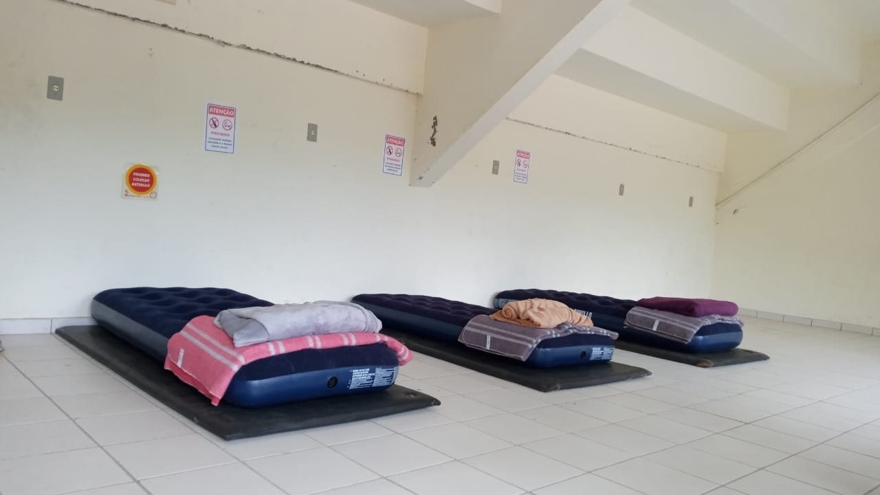 Com queda brusca de temperatura Corupá cria abrigo provisório