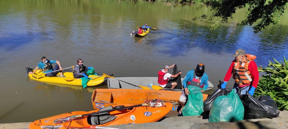 Mutirão retira 300 kg de lixo das margens do rio Itapocu de Jaraguá do Sul