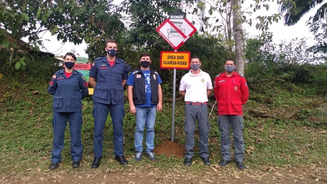 Placas alertam sobre perigo de banho em locais sem guarda-vidas em Schroeder