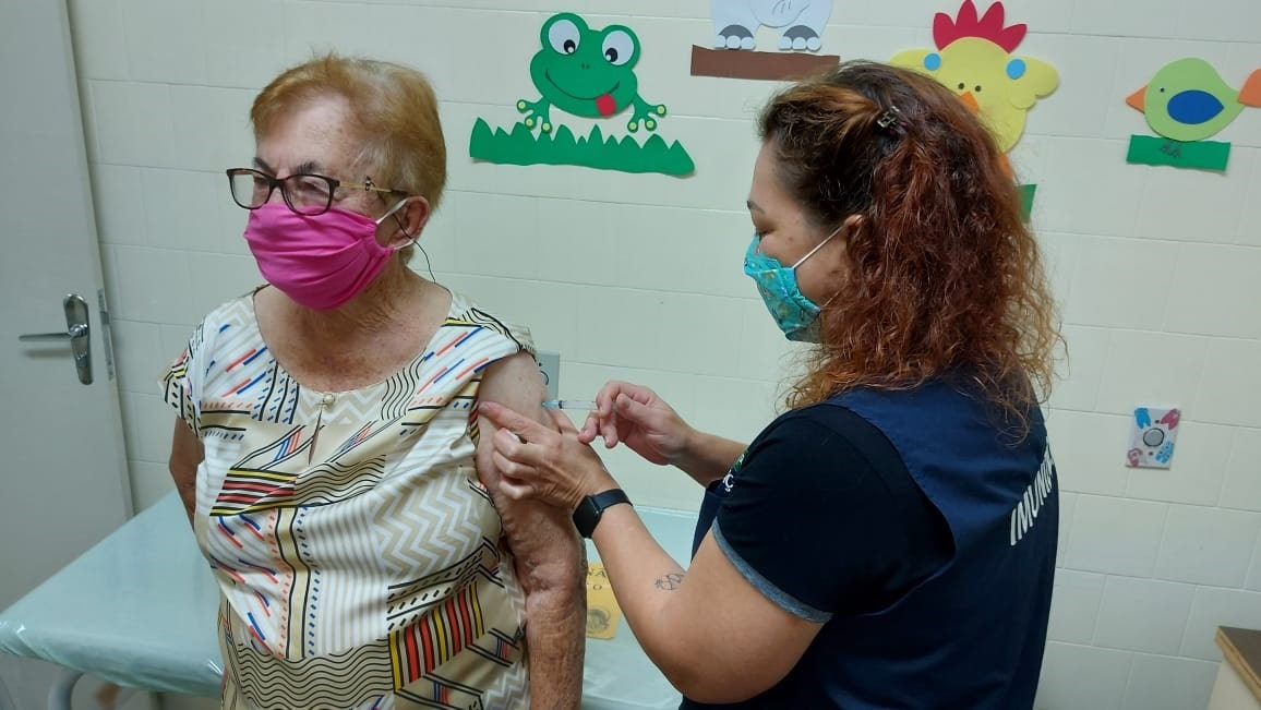 Vacina Covid-19 salvou mais de 40 mil idosos acima de 70