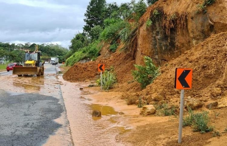 Deslizamento de terra na SC-108 em Guaramirim deixa trânsito em meia pista