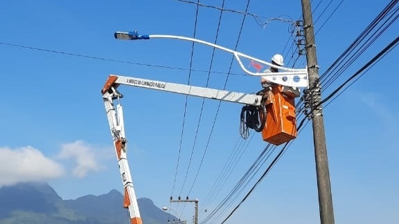 Avenida Izídio Carlos Peixer ganha 85 luminárias de LED
