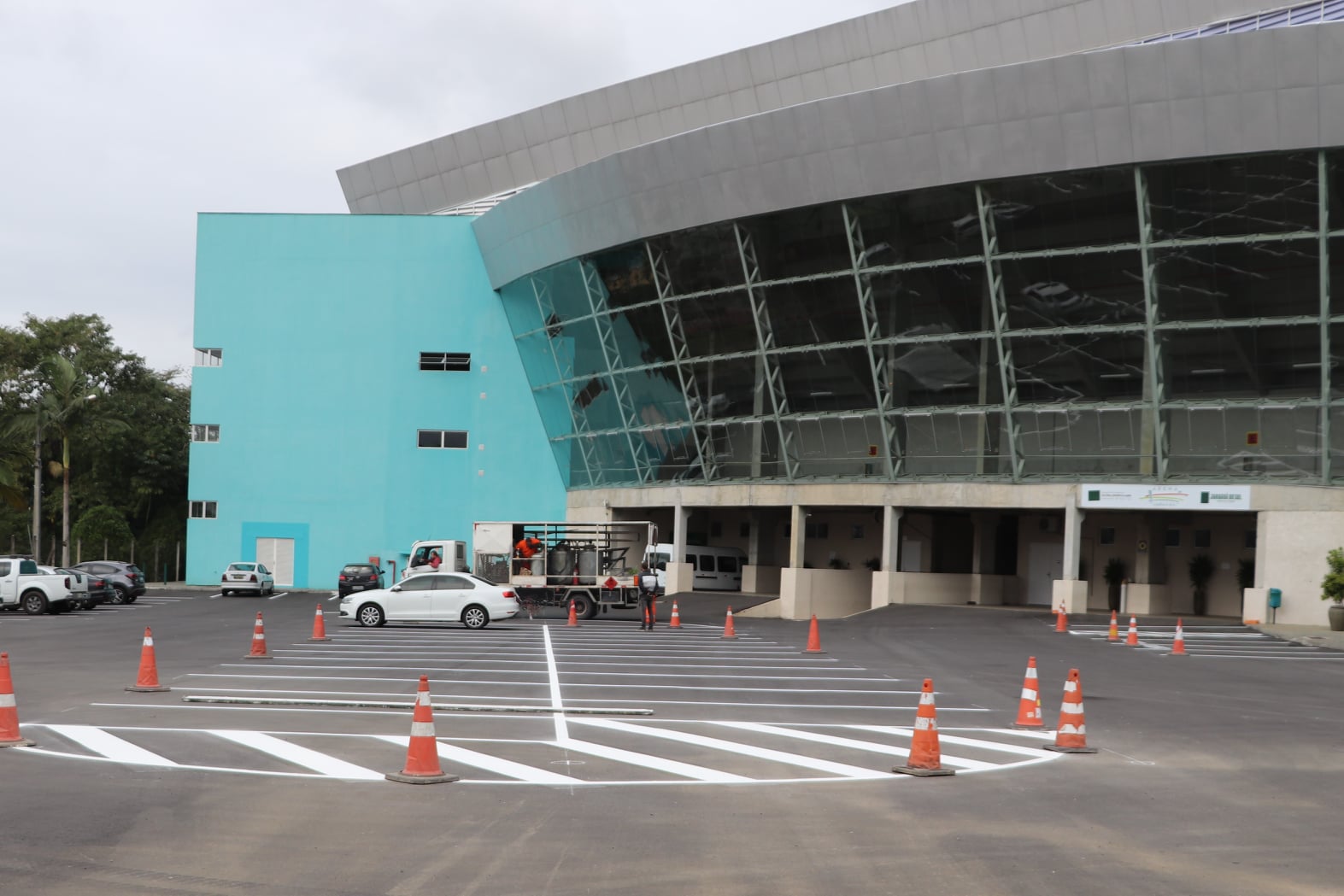 Estacionamento da Arena Jaraguá recebe a demarcação das vagas