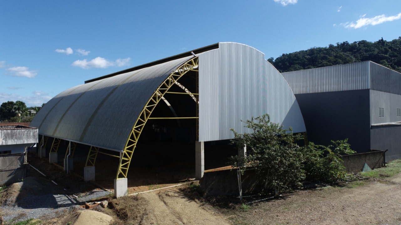 Obras da escola Alice Olinger em Guaramirim serão retomadas e quadra da escola Iaro finalizada