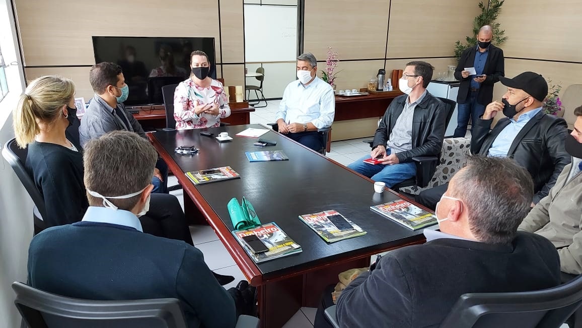 Comitiva de Caçador busca informações em Jaraguá do Sul sobre o aplicativo Jaraguá na Mão