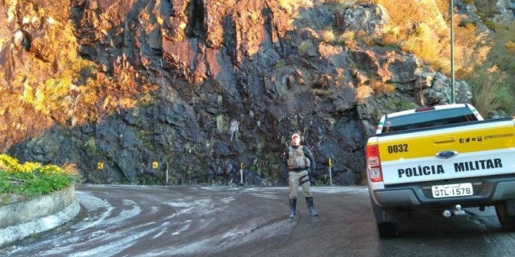 Serra do Rio do Rastro permanece interditada devido gelo na pista