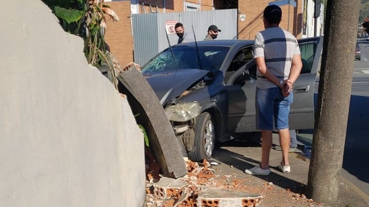 Colisão entre carros deixa homem ferido em Jaraguá do Sul